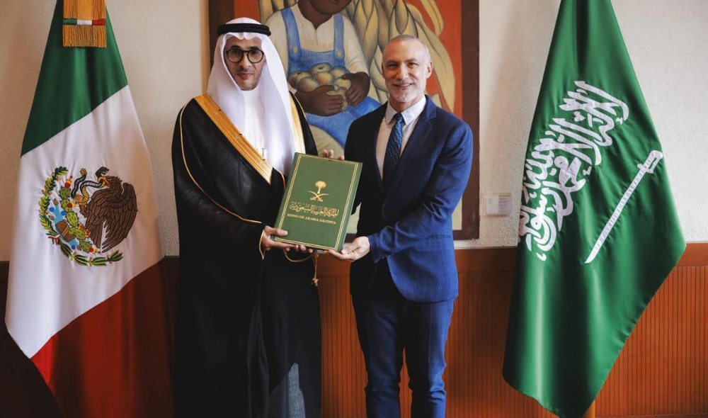 Fahad bin Ali Al-Manawer with Jonathan Chait Auerbach. (SPA)