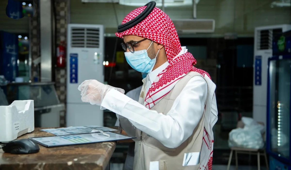 Around 46 kilograms of spoiled raw materials and 54 kilograms of rotten meat were confiscated. (SPA)