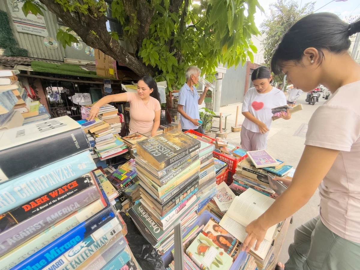 Filipino grandfather’s sidewalk library sparks reading mission — one book at a time