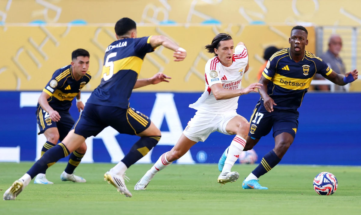 Alvaro Fernandez #3 of SL Benfica runs with the ball while under pressure by Rodrigo Battaglia #5 and Luis Advincula #17 of CA Boca Juniors during the FIFA Club World Cup 2025 group C match between CA Boca Juniors and SL Benfica at Hard Rock Stadium on June 16, 2025 in Miami Gardens, Florida. (AFP)