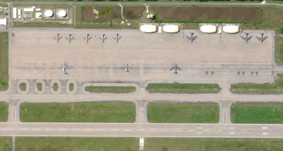 Four heavy US bombers stationed at key Indian Ocean base: image analysis
