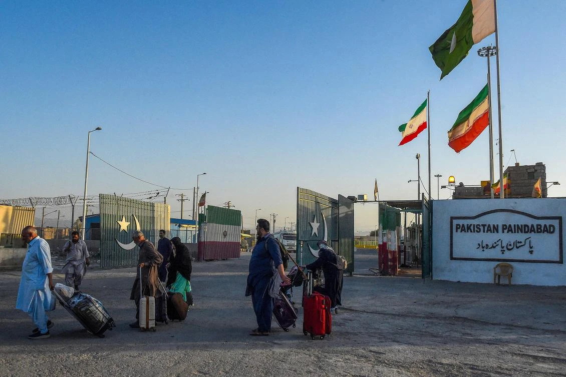 Pakistani pilgrims evacuated from Iran cross the Pakistan-Iran border at Taftan, in Balochistan province on June 18, 2025. (AFP)