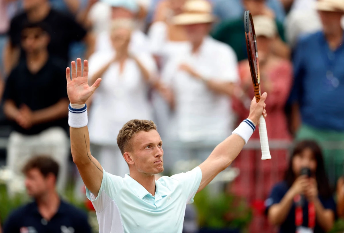 Alcaraz sets up Queen’s final clash with Lehecka