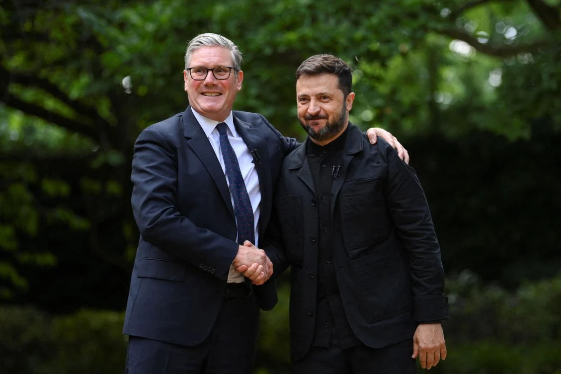 Britain’s Prime Minister Keir Starmer (L) shakes hands with Ukraine’s President Volodymyr Zelensky (R) at 10 Downing Street, central London, June 23, 2025. (AFP)