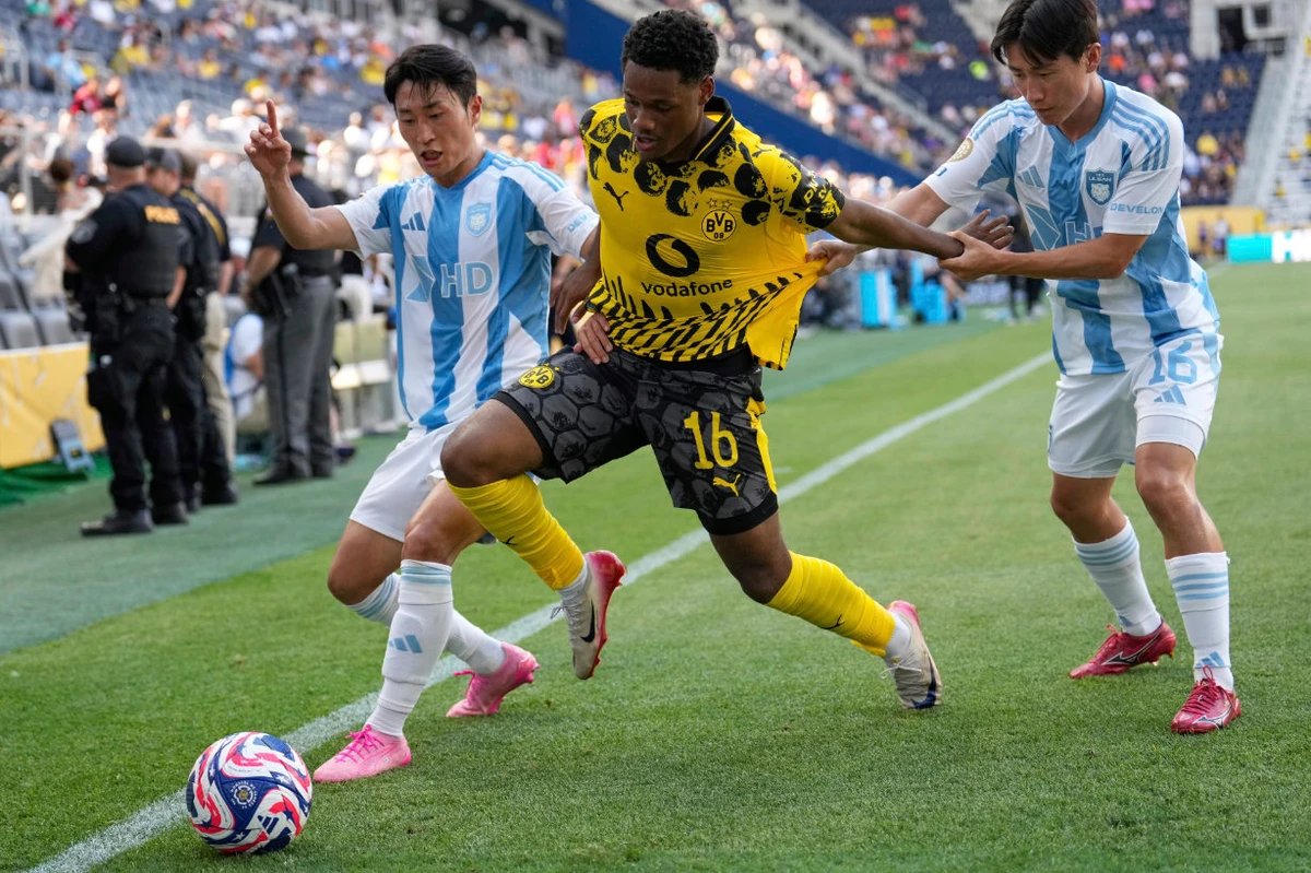 Borussia Dortmund's Julien Duranville goes after the ball between Ulsan HD's Lee Jin-hyun and Ulsan HD's Lee Hui-gyun during the Club World Cup Group F soccer match between Borussia Dortmund and Ulsan in Cincinnati, Wednesday, June 25, 2025. (AP)