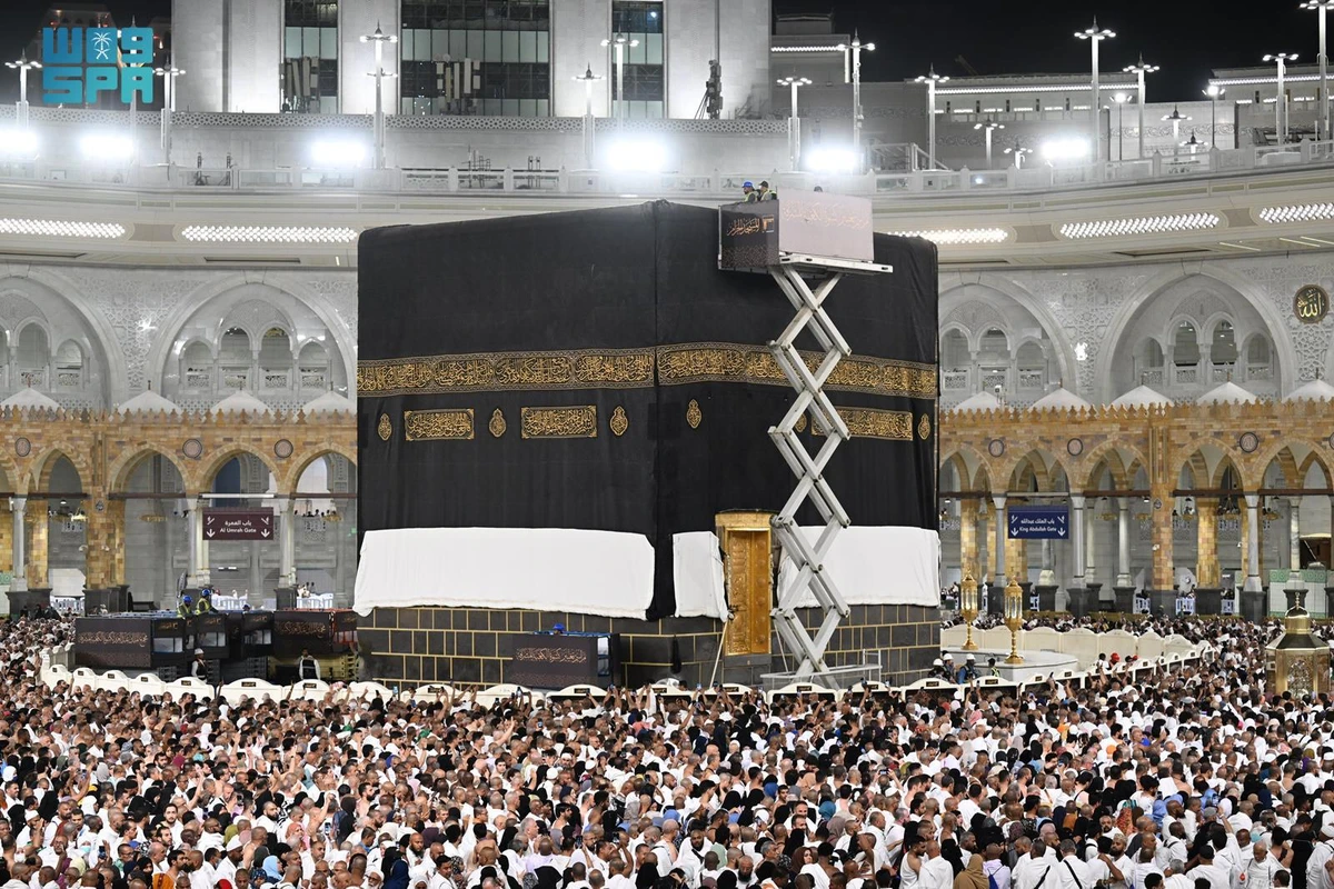The kiswa-changing ceremony at the Grand Mosque in Makkah takes place on Thursday morning. (SPA)