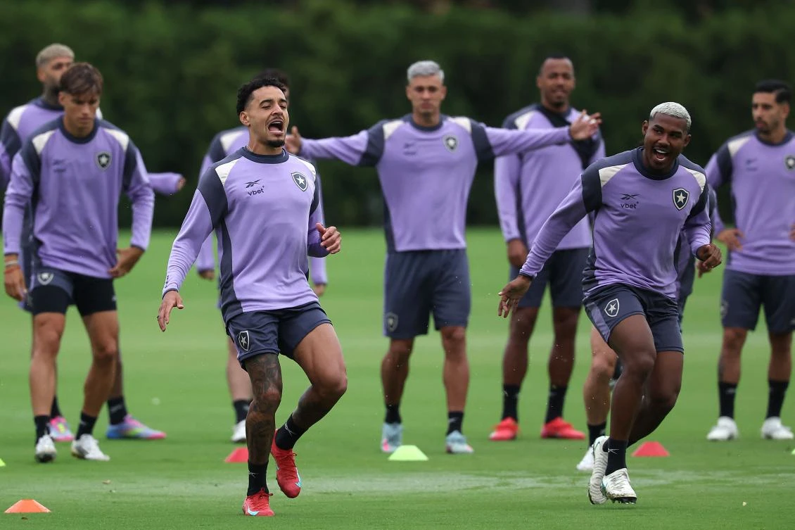 Botafogo’s Brazilian midfielder Gregore (L) and Brazilian defender Cuiabano take part in a training session at Philadelphia Eagles Performance Center in Philadelphia on Jun. 27, 2025, ahead of their FIFA Club World Cup 2025 last 16 match against Palmeiras. (AFP)