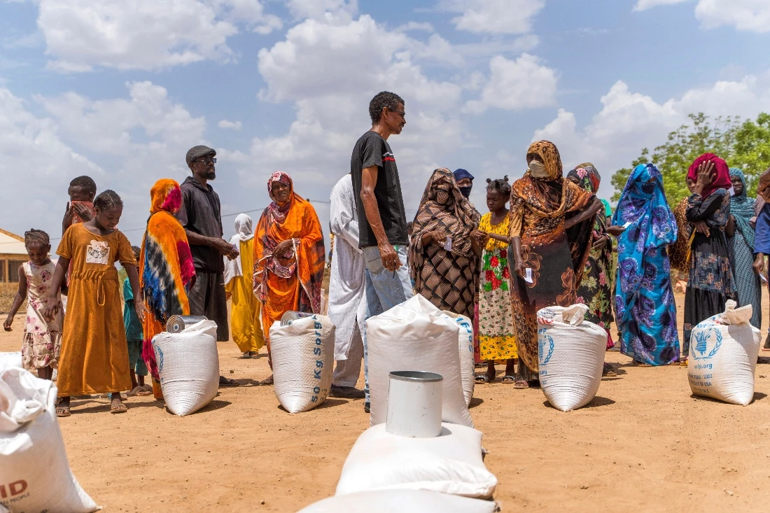 Food distribution by the WFP for internally displaced persons at the Wad Almajzoub farm camp in Wad Medani, Gezira state, Sudan. (WFP/AP)