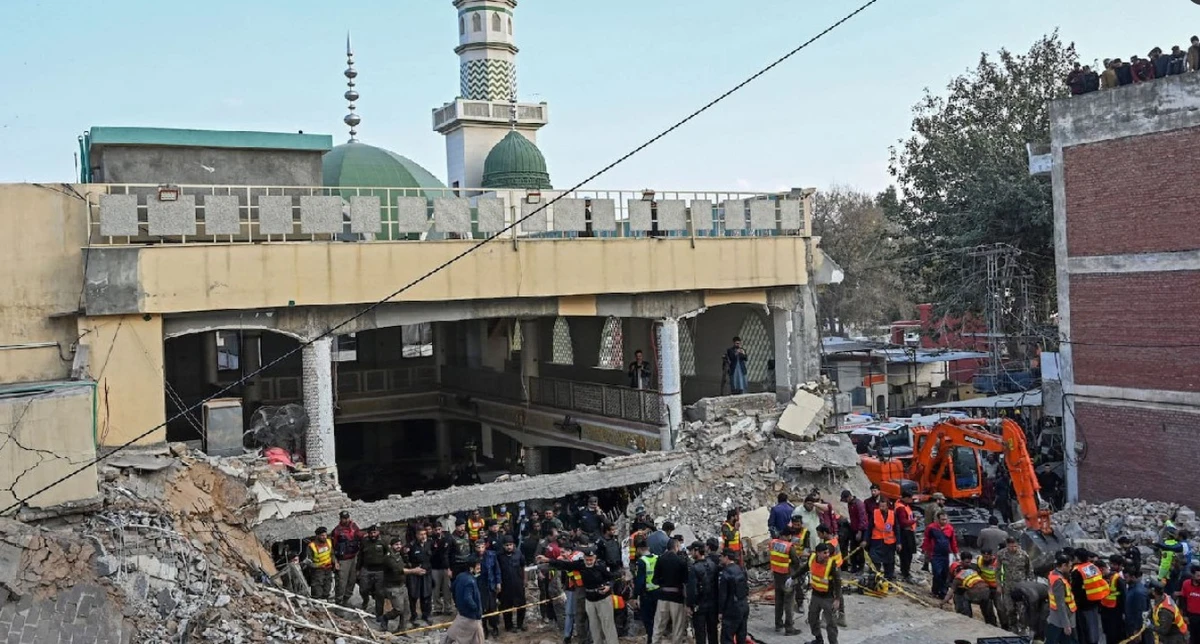 A suicide car bombing in northwest Pakistan on Saturday killed at least 14 soldiers and wounded 25 people, including civilians, officials said. (X/@MARIANGELA27462)
