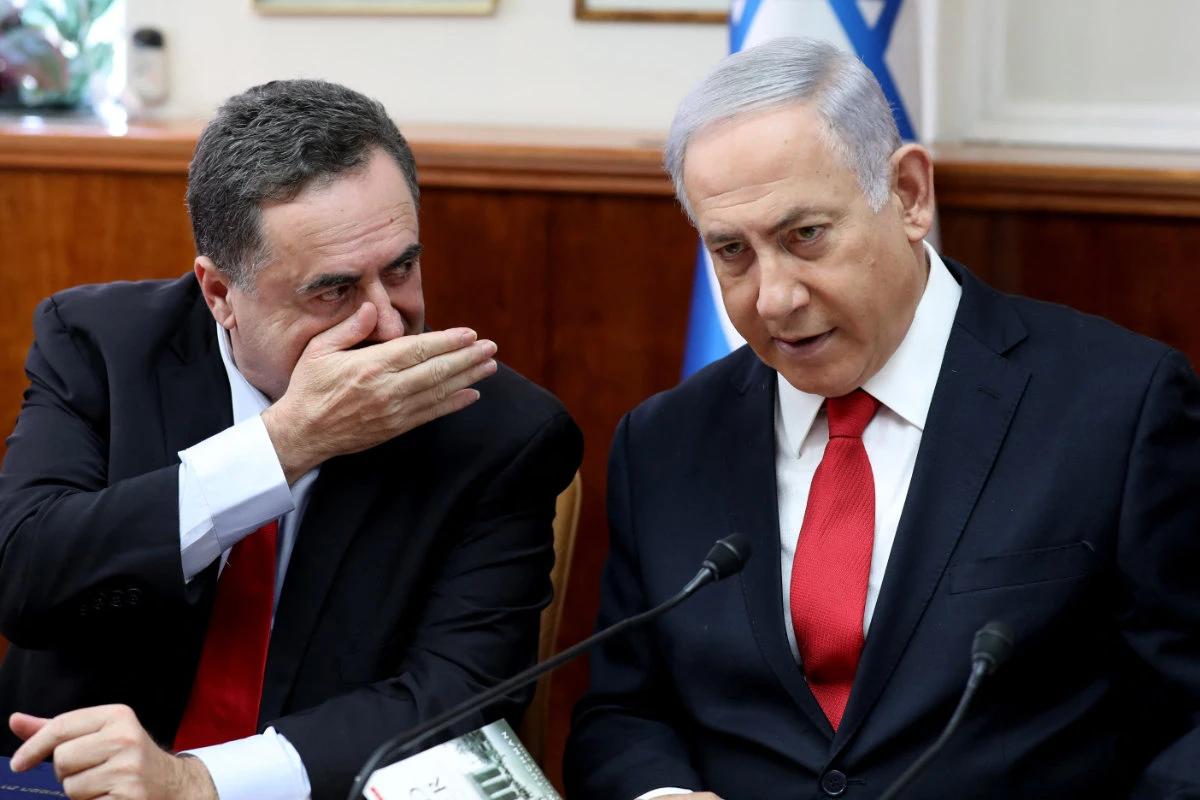 Israeli Prime Minister Benjamin Netanyahu listens to Foreign Minister Israel Katz (L) during a cabinet meeting. (AFP/File)