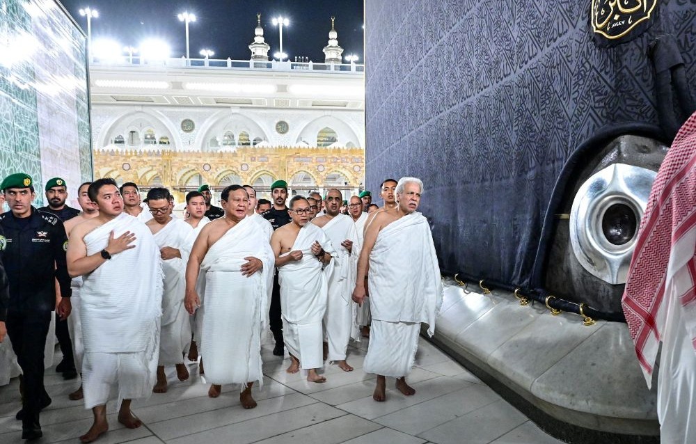 Indonesian President Prabowo Subianto, center, performs the Umrah pilgrimage, in Makkah, during his three-day visit to Saudi Arabia, July 2, 2025. (AFP)