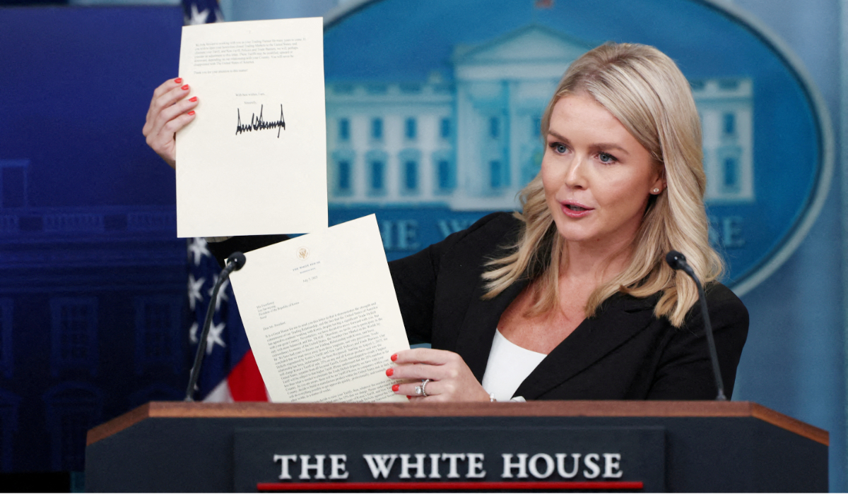 White House Press Secretary Karoline Leavitt shows a signed letter on tariffs from U.S. President Donald Trump to South Korean President Lee Jae Myung during a press briefing at the White House in Washington, D.C., U.S., July 7, 2025. (REUTERS)