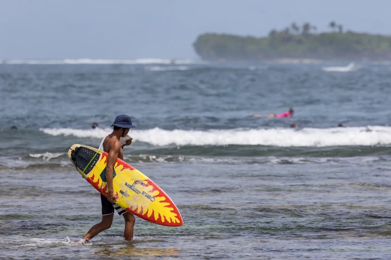 Filipinos push back against growing Israeli presence on popular tourist island