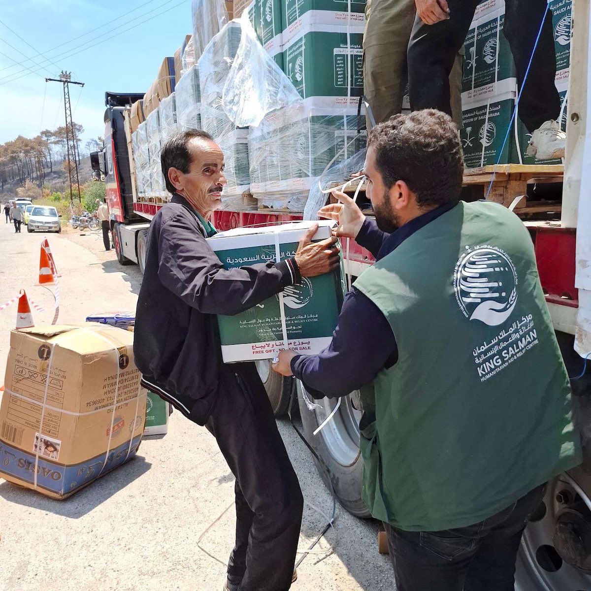 The King Salman Humanitarian Aid and Relief Center delivers critical assistance to fire-affected communities in Syria. (@KSRelief_EN)