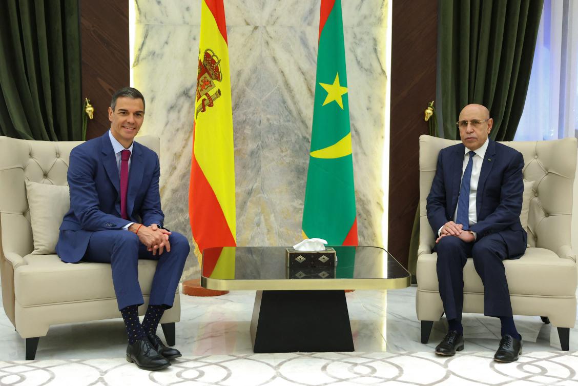 In this handout image taken and released by La Moncloa on July 16, 2025, Mauritania’s President Mohamed Ould Ghazouani (R) poses for photographs with Spanish Prime Minister Pedro Sanchez upon his arrival at the Presidential Palace in Nouakchott. (AFP)