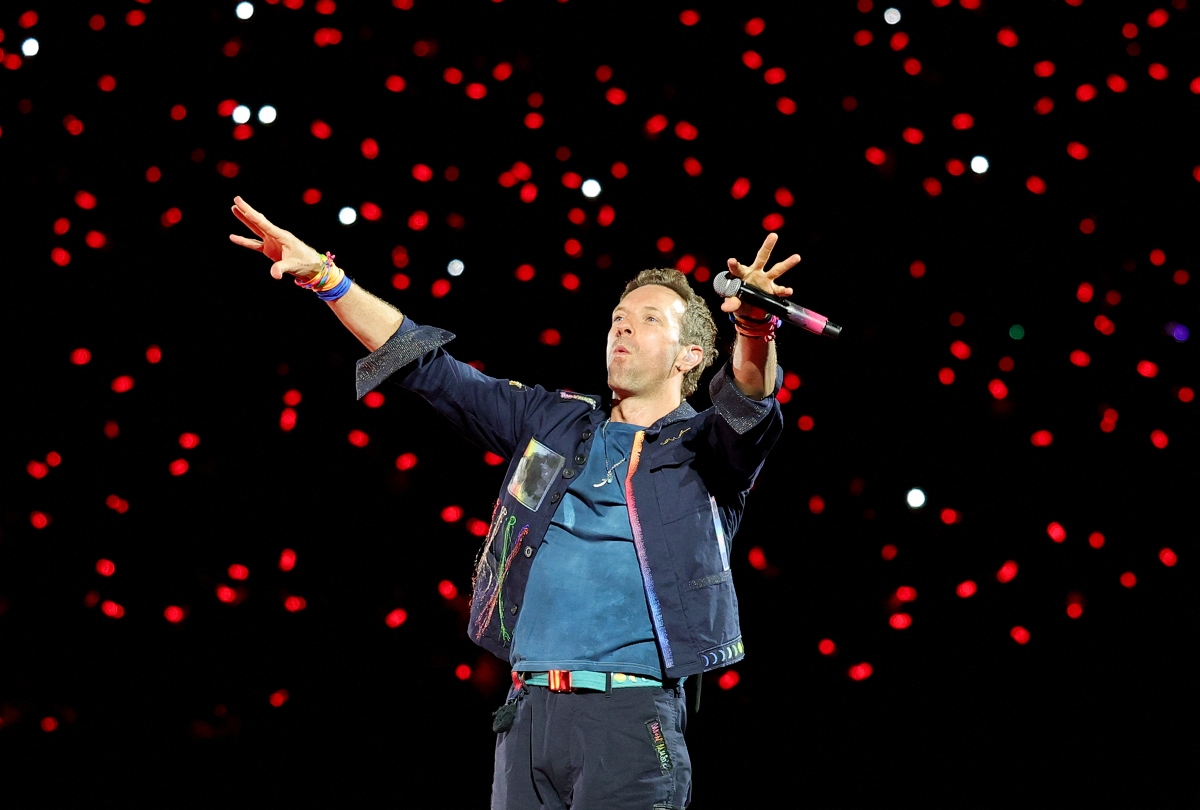 Coldplay’s Chris Martin calls out camera-shy cozy couple at Massachusetts concert