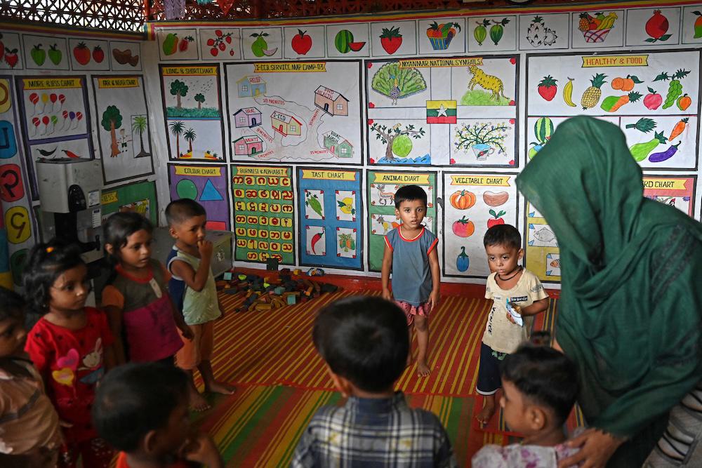 In camps in Bangladesh hosting nearly a million Rohingya refugees from Myanmar, education programs for some 230,000 children risk being suspended. (AFP file photo)