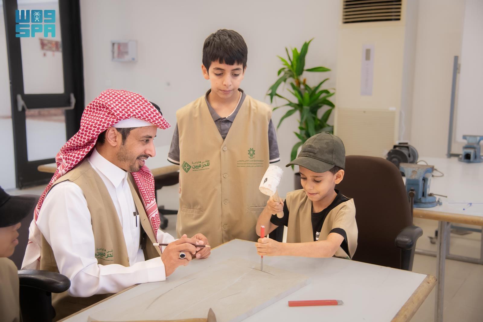 Baha Craftsmen Forum engages youth, children