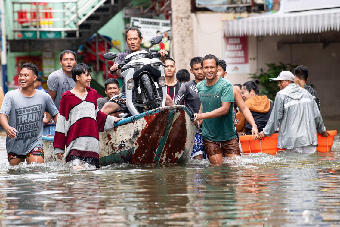 Philippines flooding displaces thousands as new storm threatens