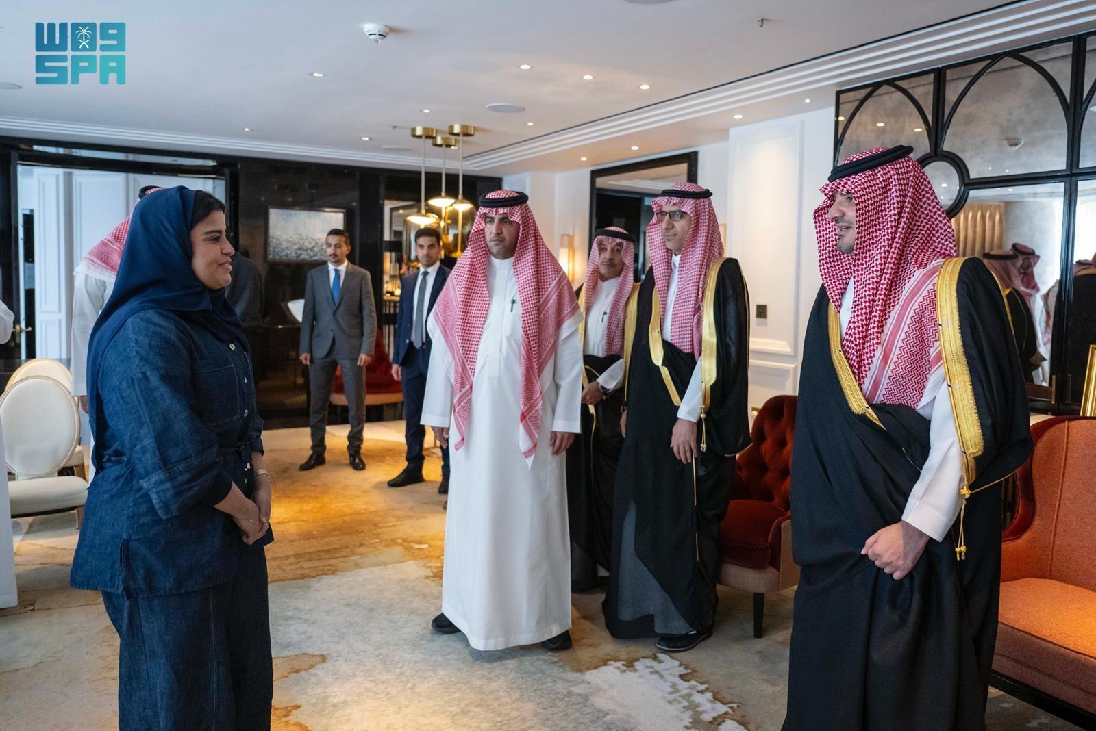 Saudi Minister of Interior Prince Abdulaziz bin Saud bin Naif in London on Tuesday met several ministry employees studying in the UK. (Saudi Press Agency)