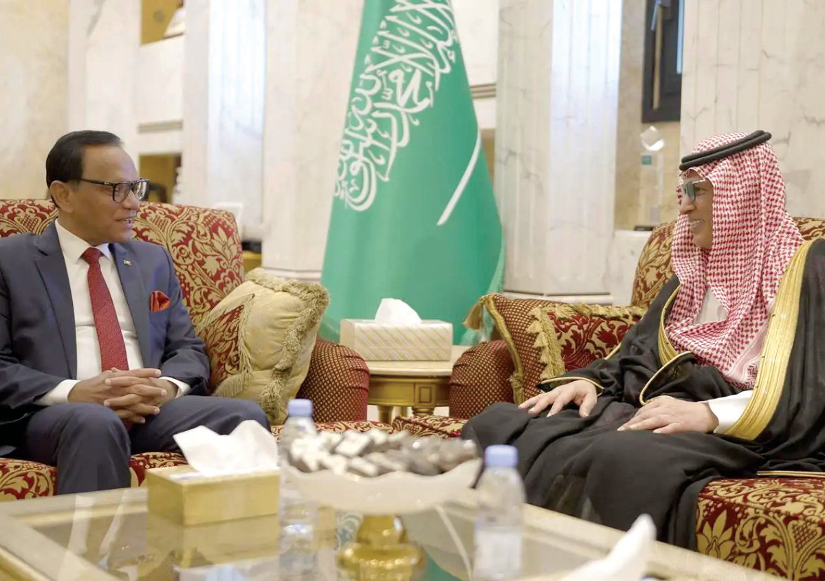 Saudi Broadcasting Authority CEO Mohammed Al-Harthi, right, meets with Sri Lankan ambassador to Saudi Arabia, Omar Lebbe Ameer Ajwad. (SPA)