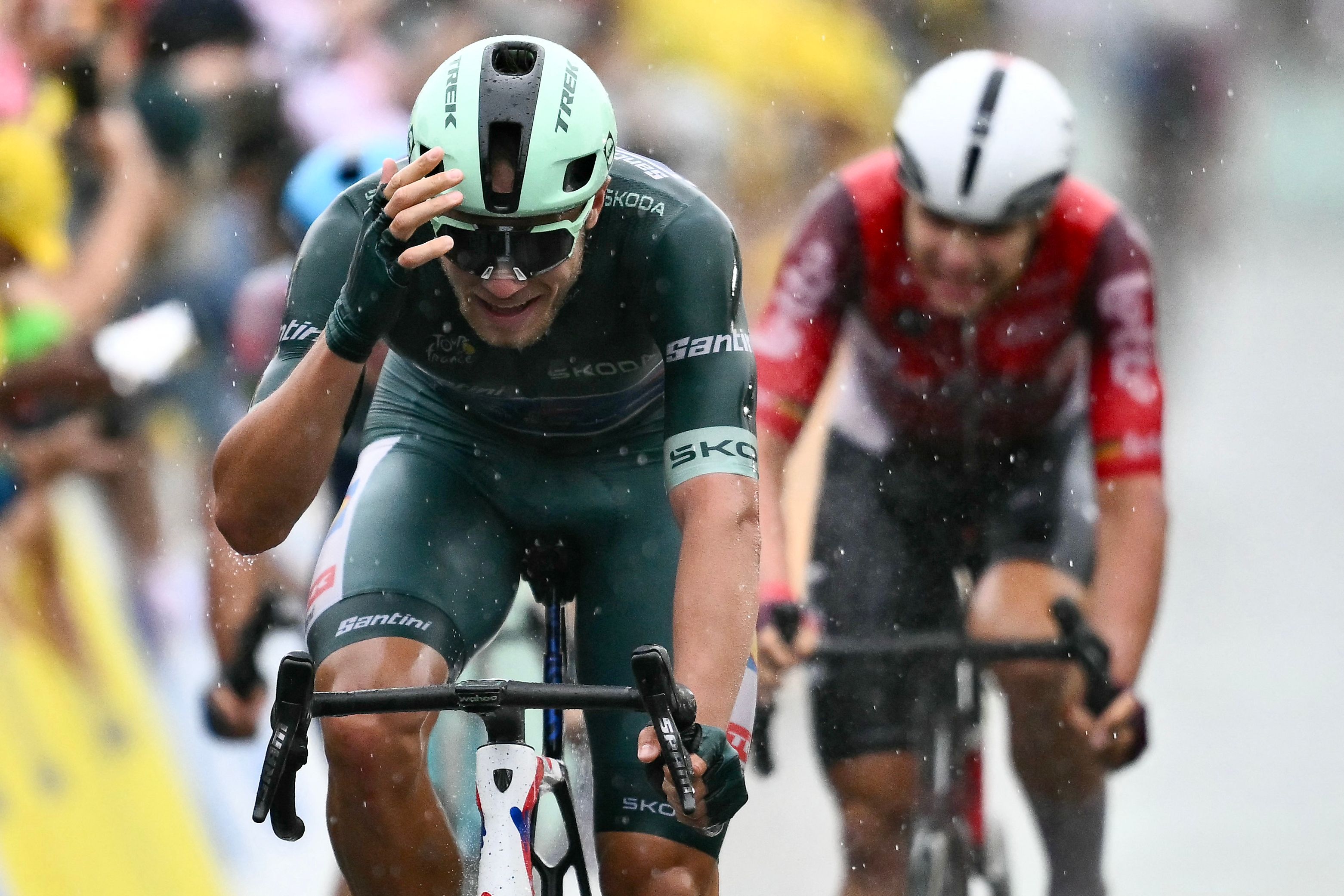 Lidl-Trek team’s Italian rider Jonathan Milan, wearing the best sprinter’s green jersey, cycles to the finish line to win the 17th stage of the Tour de France cycling race, 160.4 km between Bollene and Valence, southern France, on Wednesday. (AFP)