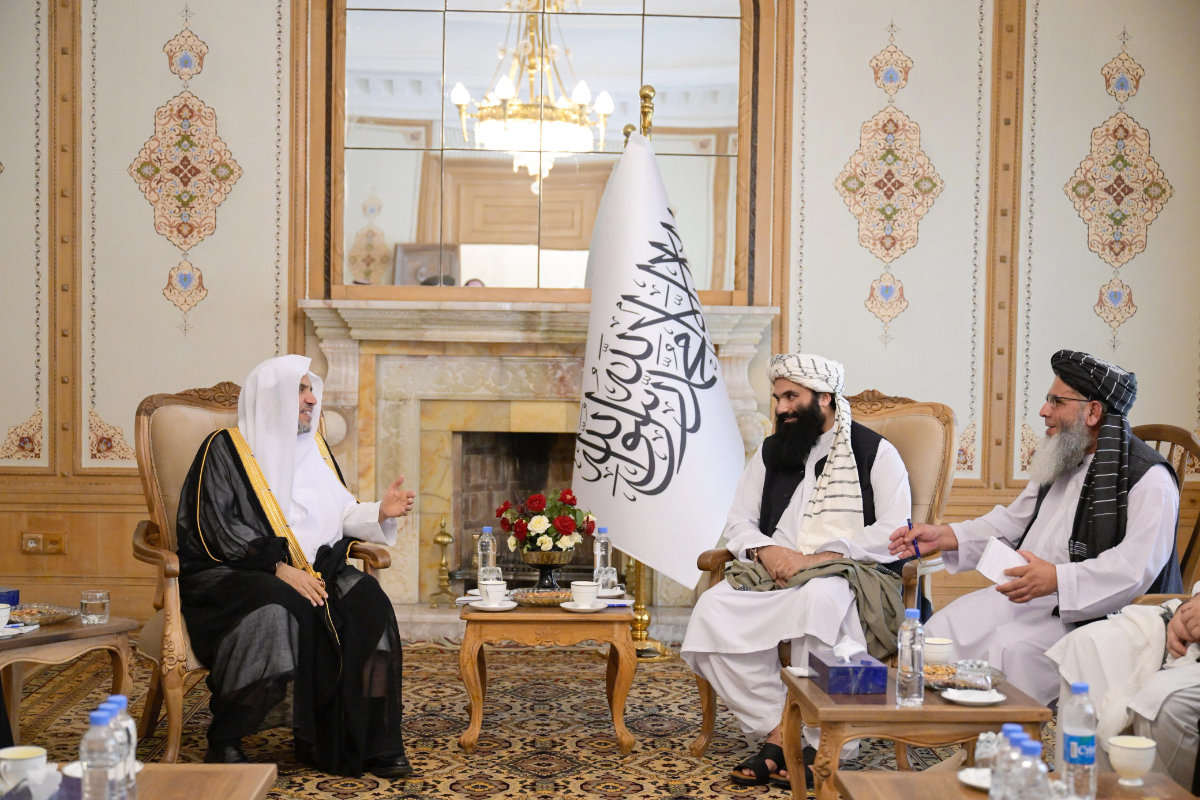 MWL Secretary-General Mohammed bin Abdulkarim Al-Issa (left) met with Afghan Foreign Minister Mawlawi Amir Khan Muttaqi and Interior Minister Khalifa Sirajuddin Haqqani in Kabula on Thursday. (SPA)