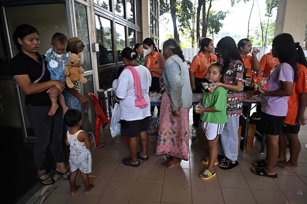Evacuees line up for food they take shelter in a gymnasium on the grounds of Surindra Rajabhat University in the Thai border province of Surin on July 25, 2025. (AFP)