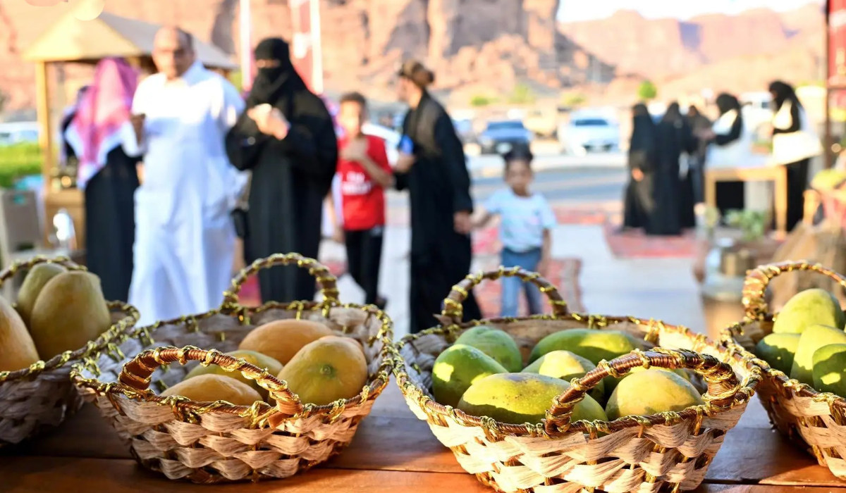 The season is held at the Al-Manshiyah Farmers Market, where farmers display a large variety of fruits, including mangoes, grapes, and figs. (SPA)