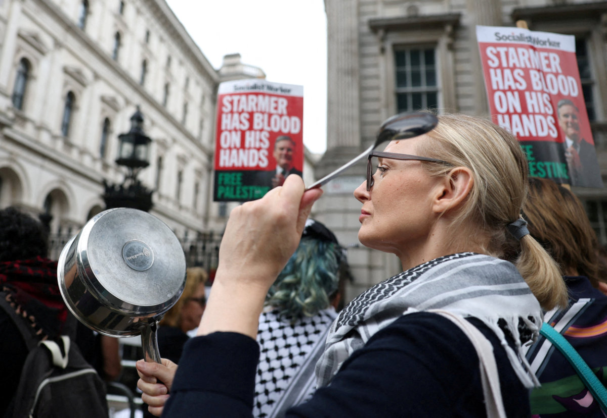 Pro-Palestinian demonstrators gather outside Downing Street with pots and pans in London on July 29, 2025, as UK Prime Minister Keir Starmer recalled his cabinet from summer recess to discuss Gaza. (REUTERS)