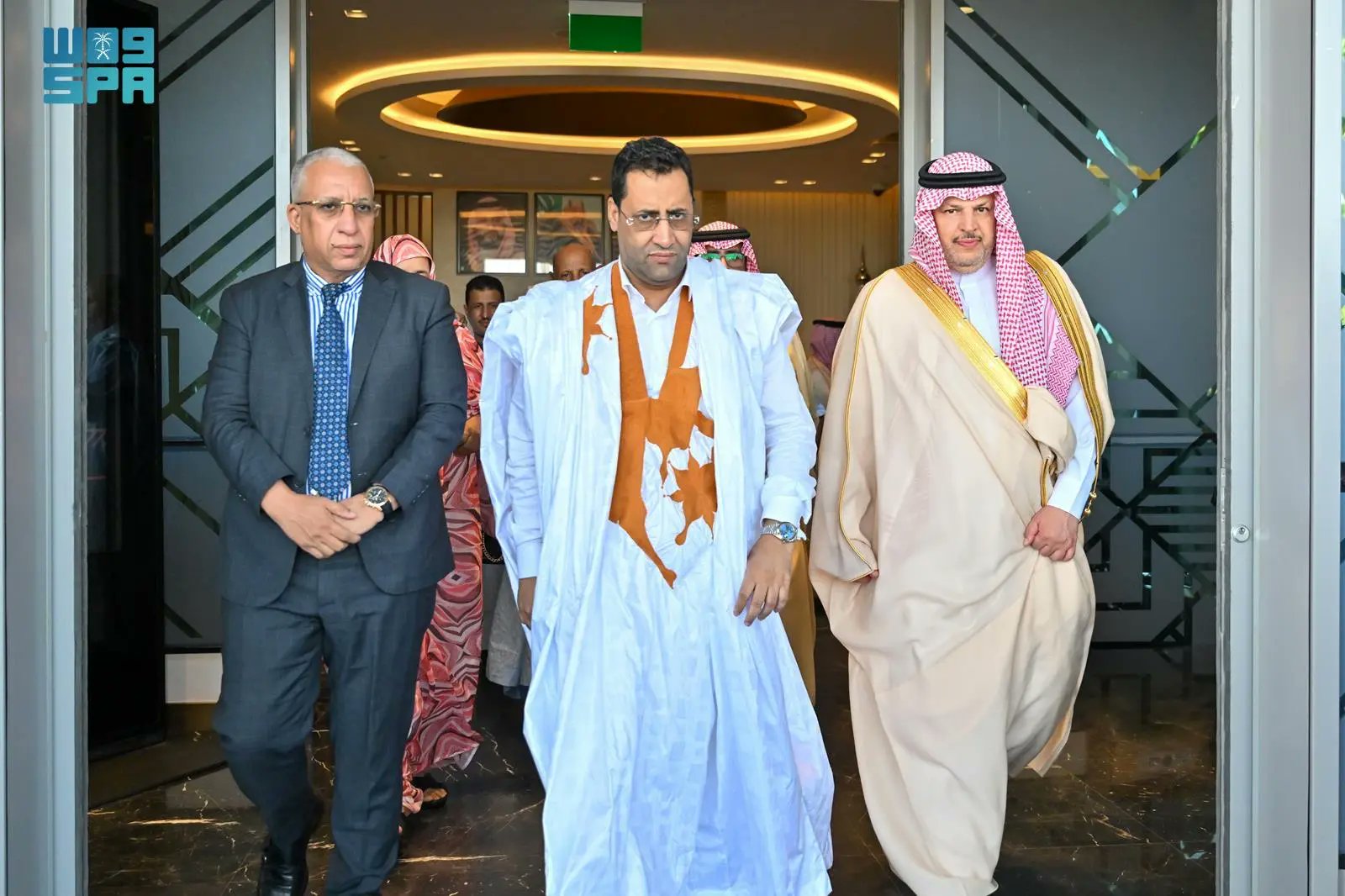 Mauritanian Prime Minister Mokhtar Ould Djay (C) arrives in Madinah on Thursday. (SPA)