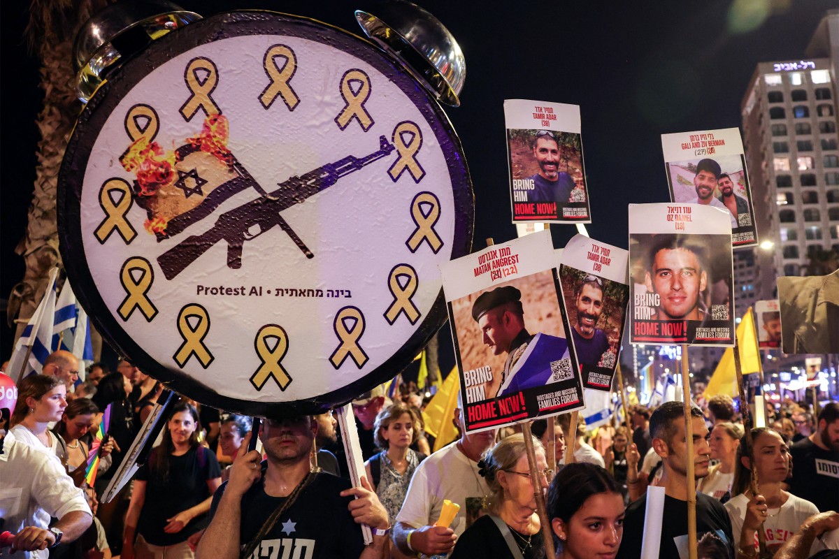 Demonstrators gather for an anti-government protest calling for action to secure the release of Israeli hostages held captive in the Gaza Strip by Palestinian militants, Tel Aviv, July 26, 2025. (AFP)