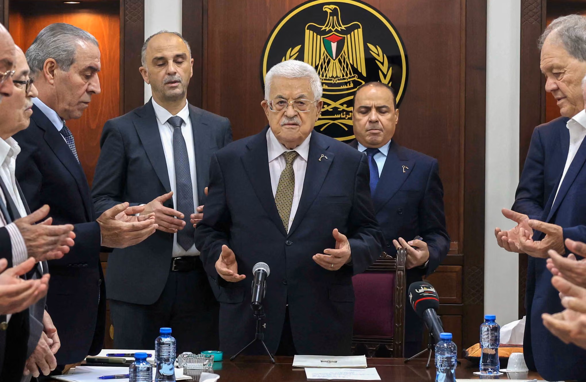 Mahmoud Abbas leads prayers at a PLO executive committee meeting in Ramallah, Apr. 26, 2025. (AFP)