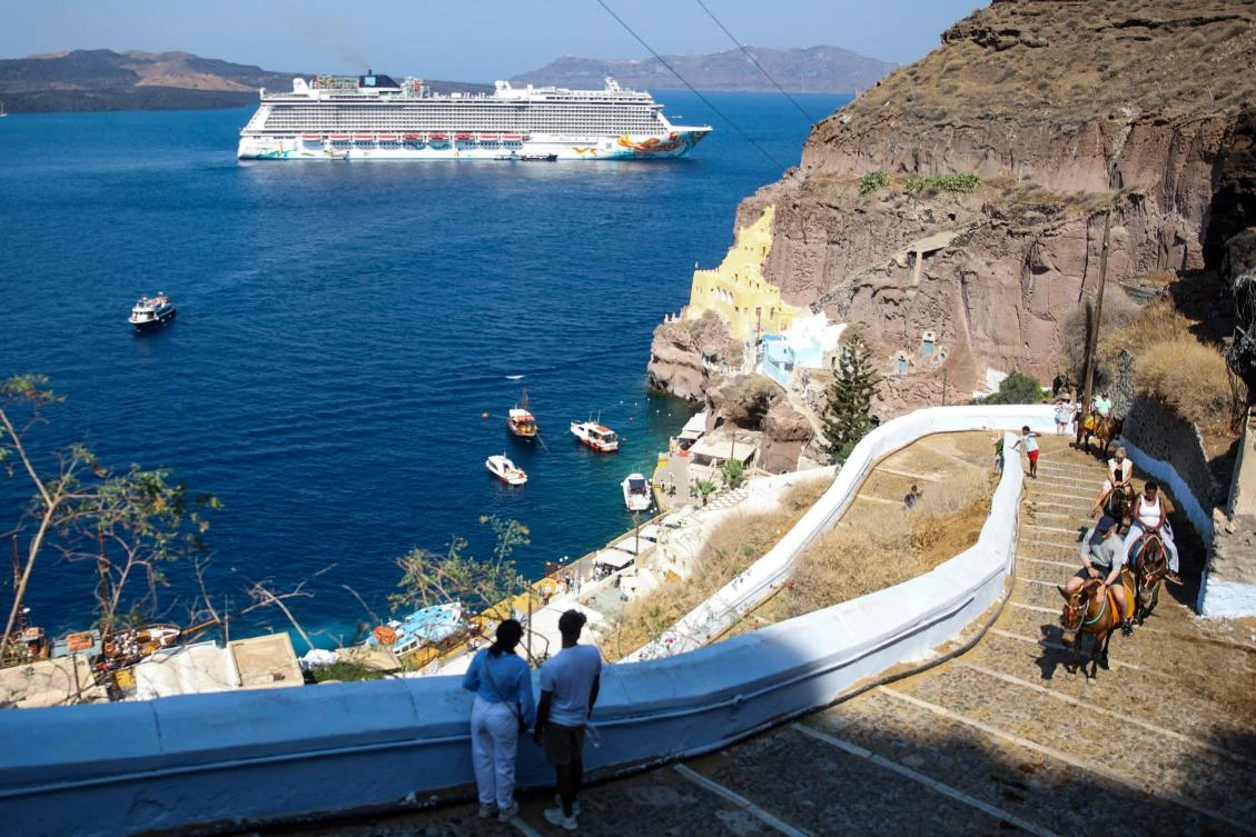 The tax on cruise ships docking on Greece’s most popular tourist islands, such as Santorini and Mykonos, comes into force on July 1, 2025, the Greek Ministry of Finance confirmed to AFP. (AFP)