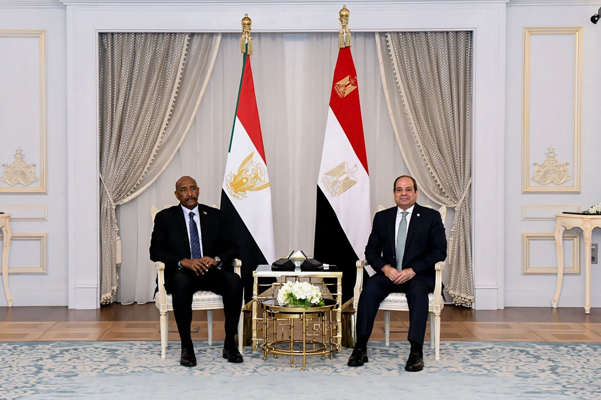 Egyptian President Abdel Fattah El-Sisi and Sudan's army chief Gen. Abdel-Fattah Al-Burhan in El-Alamein on Monday. (Egyptian Presidency)