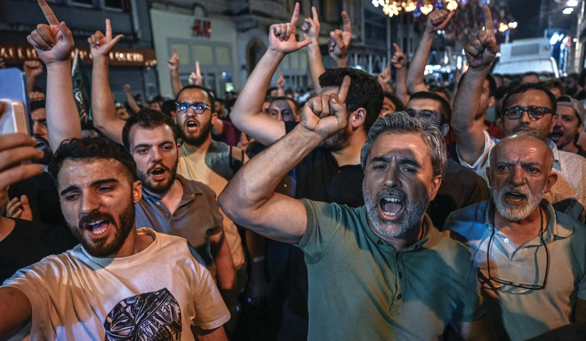 Islamist protesters shout slogans against cartoonists as they gather at Istiklal avenue near Leman Magazine in Istanbul on June 30, 2025. (AFP)