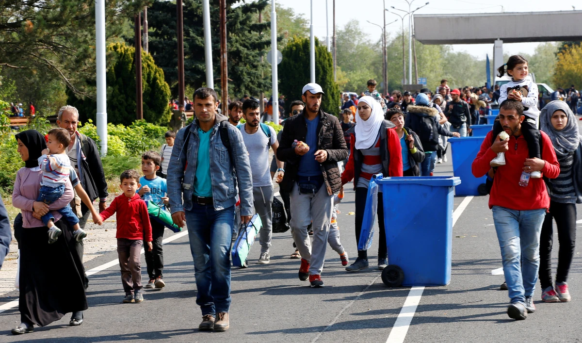 Migrants pass by garbage bins as they walk towards the Austrian border from Hegyeshalom, Hungary , September 23, 2015. (Reuters/File)