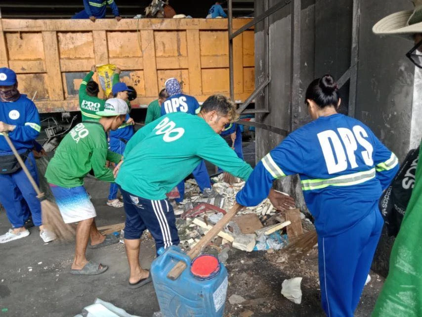 Manila city authorities participate in a citywide clean-up on July 5, 2025. (Facebook/Isko Moreno Domagoso)