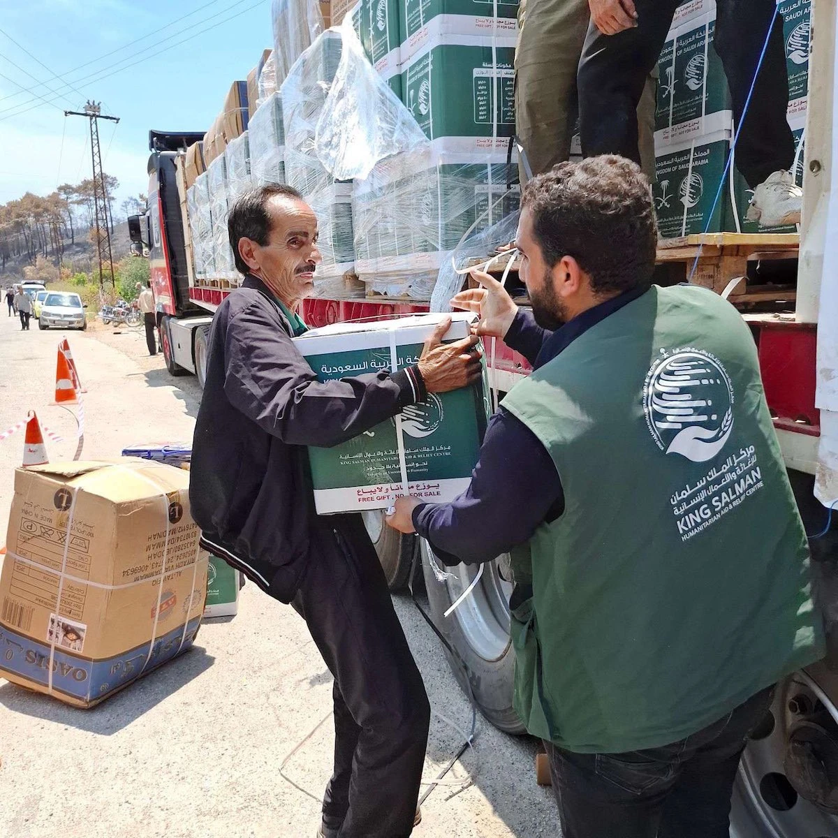 The King Salman Humanitarian Aid and Relief Center delivers critical assistance to fire-affected communities in Syria. (@KSRelief_EN)