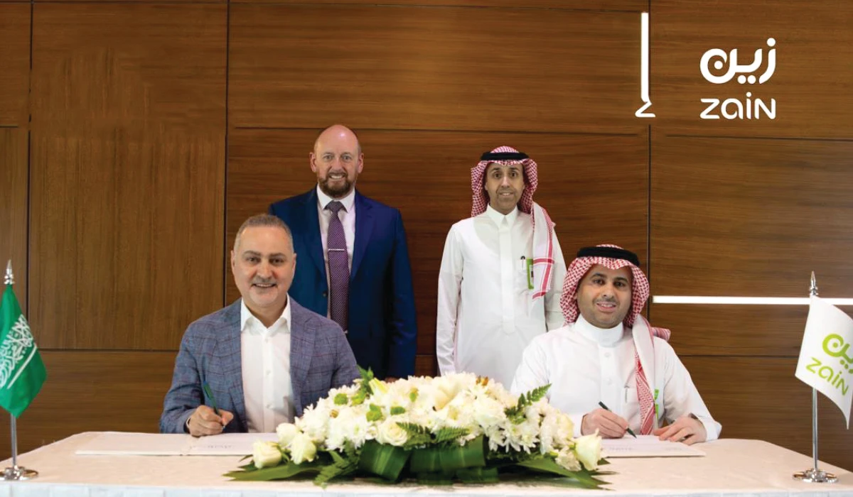 Zayan Sadek, managing director for service providers at Cisco META, and Fahad Sahmi Al-Sahmah, vice president of B2B sales, Zain KSA, sign the agreement.Zayan Sadek, managing director for service providers at Cisco META, and Fahad Sahmi Al-Sahmah, vice president of B2B sales, Zain KSA, sign the agreement.
