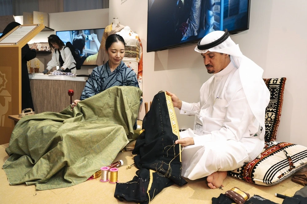 Visitors were welcomed into the Saudi Heritage Majlis, where they experienced traditional Saudi hospitality. (ANJ)