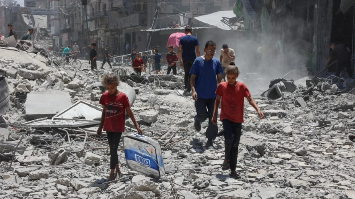 Palestinians search for items to salvage in the rubble of buildings destroyed a day earlier in Israeli strikes on Al-Daraj neighborhood in Gaza City on Wednesday. (AFP)
