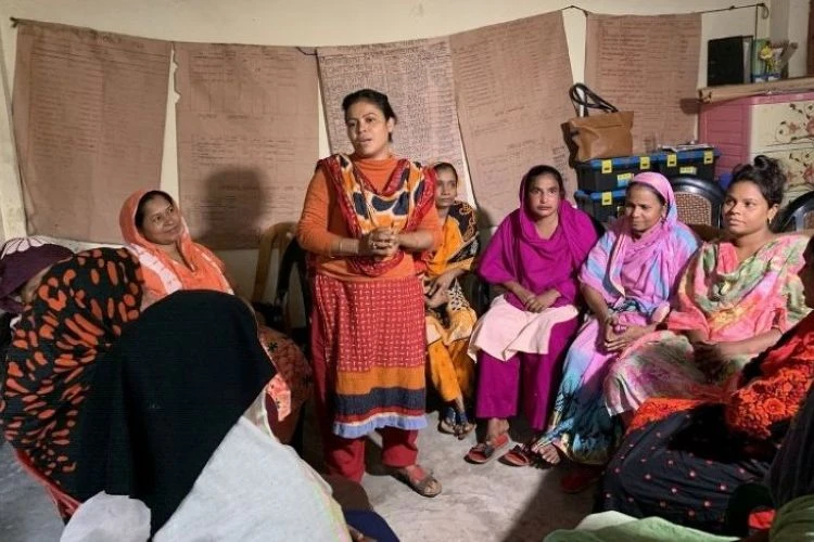Josna Begum, center, who leads the Women’s Squad in Barisal, southern Bangladesh, meets her team and community members in the city’s Hatkhola slum area, October 2021. (Bangladesh Red Crescent)