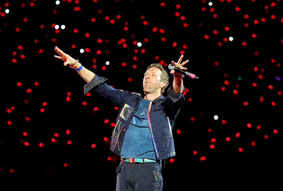 Coldplay’s Chris Martin calls out camera-shy cozy couple at Massachusetts concert