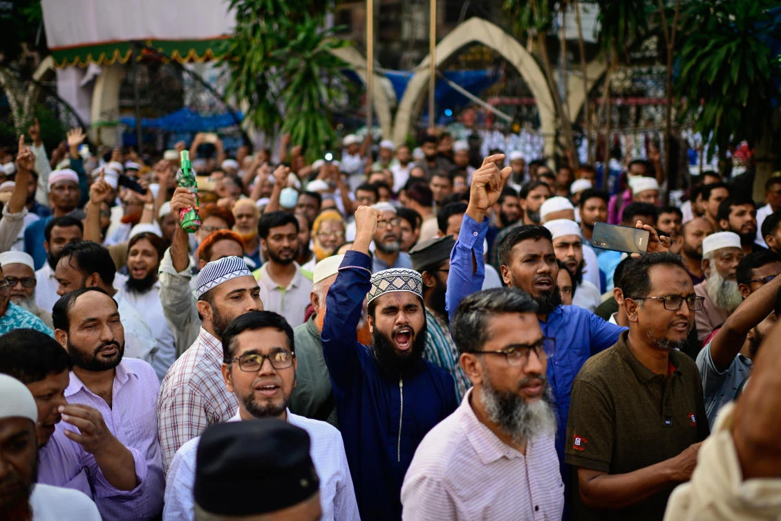 Jamaat-e-Islami activists condemn Wednesday’s attack in Gopalganj on National Citizen Party (NCP) leaders by supporters of the ousted Prime Minister Sheikh Hasina, during a protest in front of Baitul Mukarram National Mosque in Dhaka, July 17, 2025. (AP)