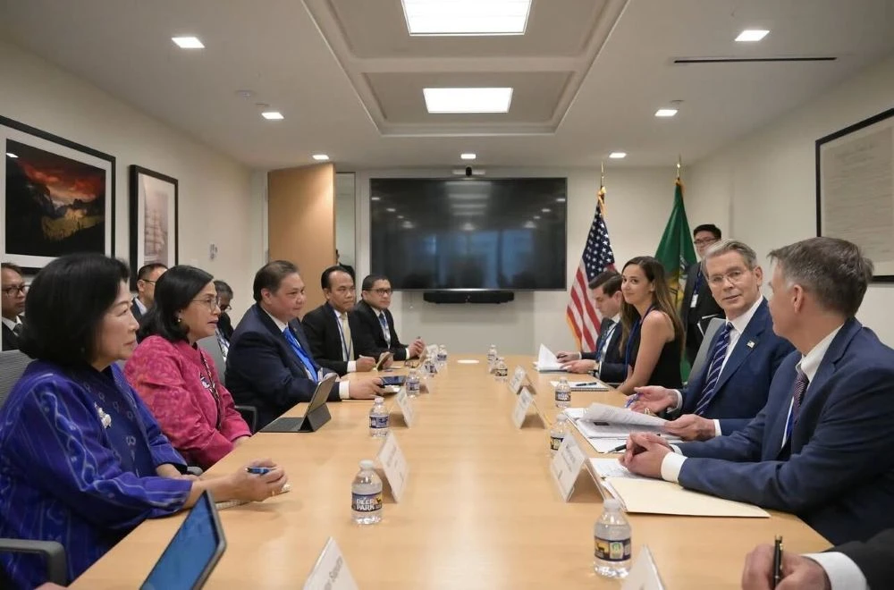 Indonesia’s senior economics minister Airlangga Hartarto and finance minister Sri Mulyani lead tariff talks with US Secretary of the Treasury Scott Bessent, Washington, Apr. 24, 2025. (Indonesia MoF)
