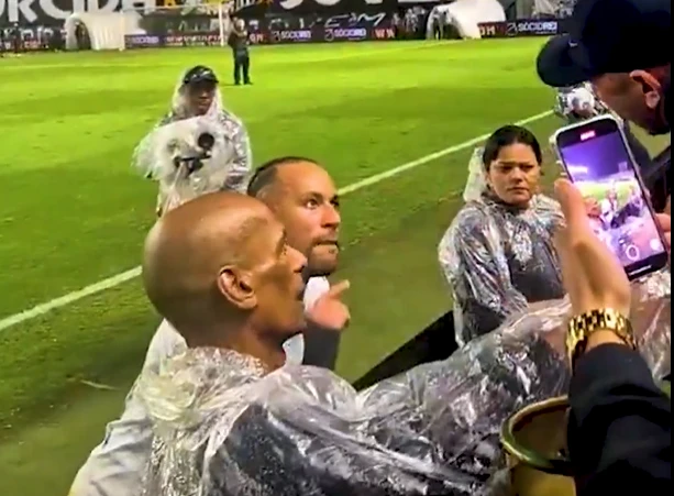 A screenshot taken from a video showing Striker Neymar having a heated argument with a fan after his late goal was ruled out, condemning his club Santos to a 2-1 defeat and leaving them in the Brazilian Serie A relegation zone. (X/@luanaraujo90)