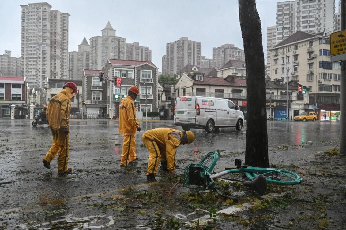 Shanghai evacuates 283,000 people as typhoon nears