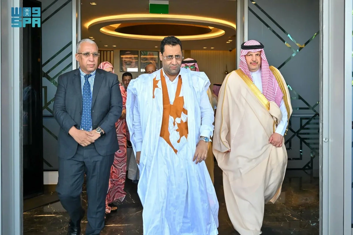 Mauritanian Prime Minister Mokhtar Ould Djay (C) arrives in Madinah on Thursday. (SPA)