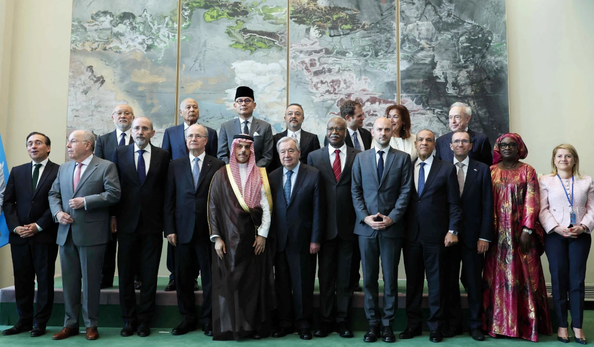 UN Secretary General Antonio Guterres & Saudi FM Faisal bin Farhan stand for a group photo with high level ministers in New York